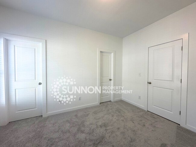 Building Photo - 2 Bedroom, 2.5 Bathroom in Brand New Royal...