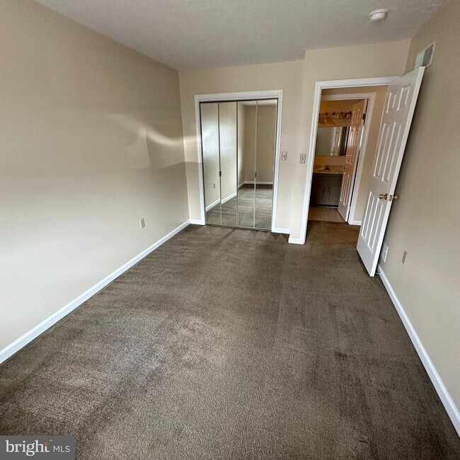 Building Photo - 359 Stonegate Ct