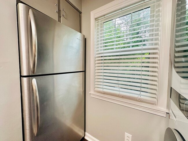 Building Photo - Newly Renovated 2 Bed, 2.5 Bath Chapel Hil...