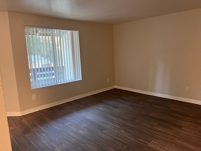Building Photo - Top Floor 2 Bedroom 1 Bath! $1000 Off First Full Month! Top Floor!