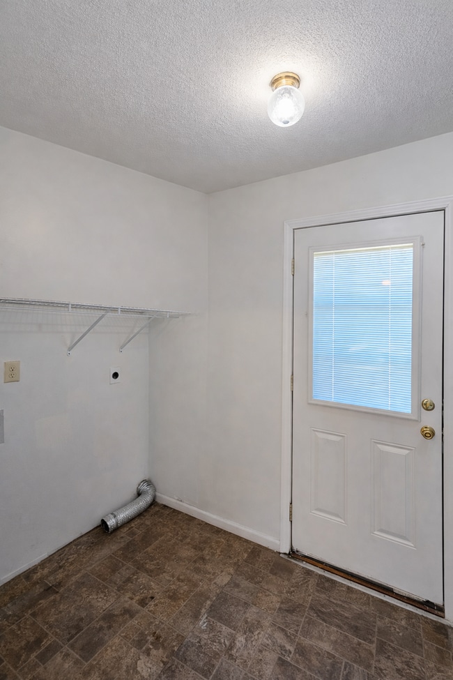 Building Photo - Charming 3 Bedroom 1 Bathroom Brick Home