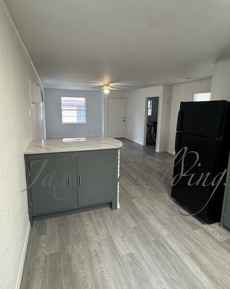 Kitchen - 5674 Akra Ave