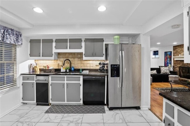 Building Photo - 843 Artwood Rd NE