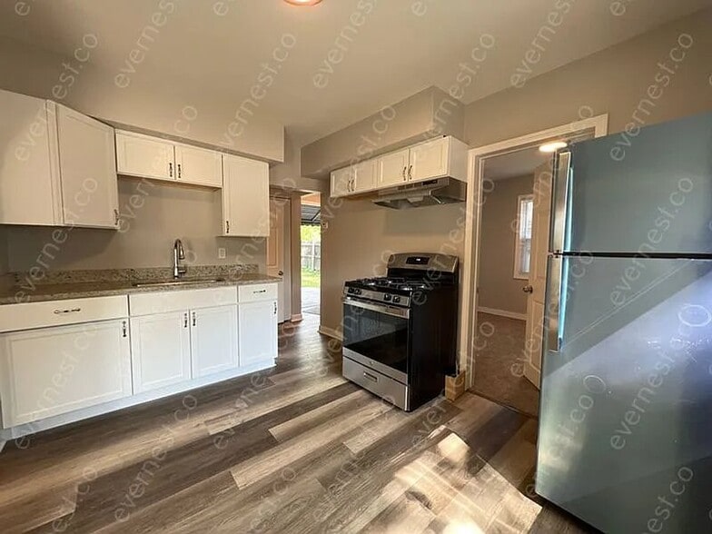 Building Photo - 76 W Strathmore Ave