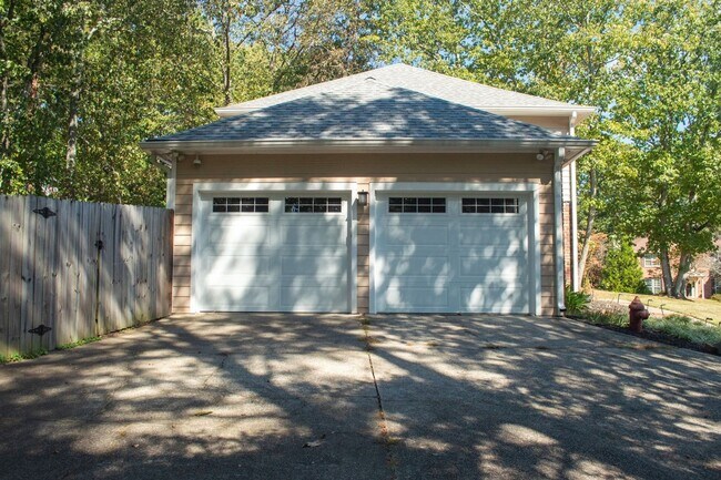 Building Photo - 1930 Oak Ridge Ct