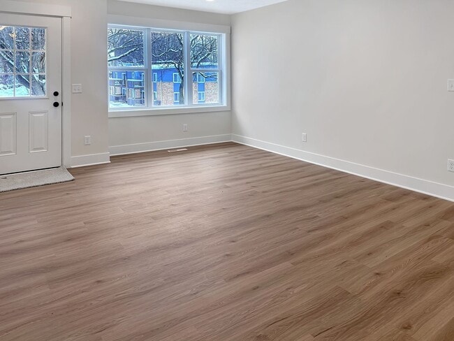 Building Photo - 860 Houseman Ave NE