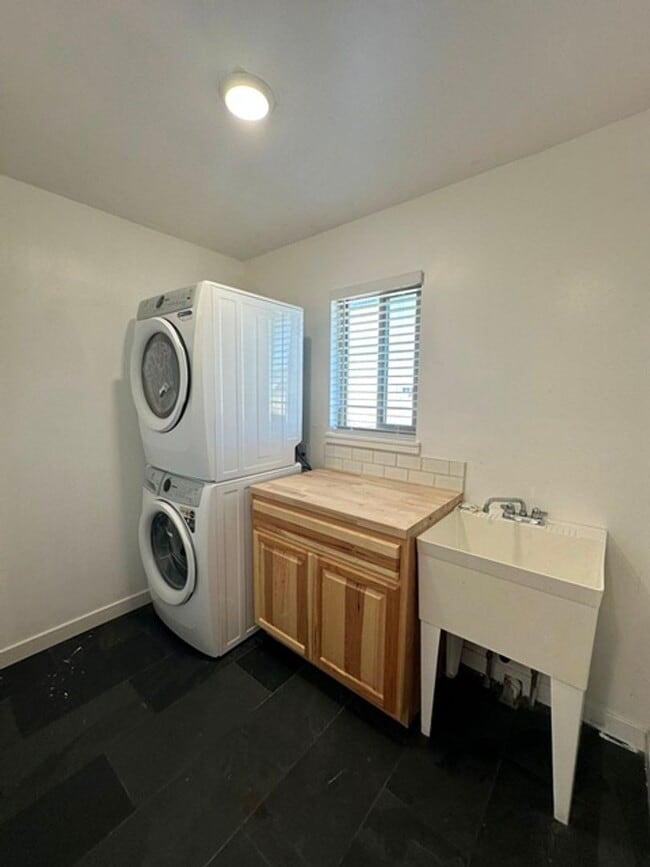 Building Photo - Updated home in Henley School District