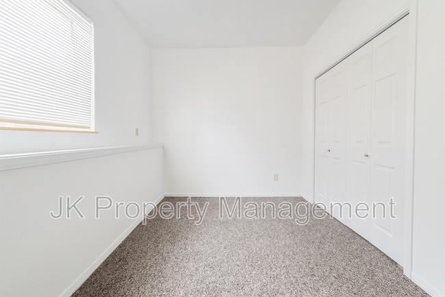 Building Photo - 819 6th Ave S