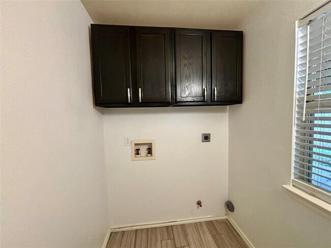 Building Photo - 808 Lone Star Dr