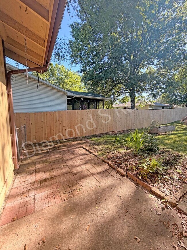 Building Photo - Charming 3 Bedroom Unit Available!