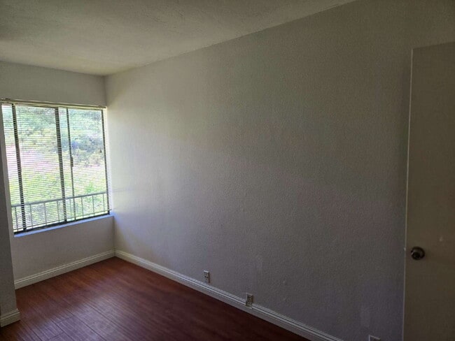 Building Photo - Spacious 3-bed, 2-bath condo is located in the heart of UTC, right on the UCSD bus line! It featu...