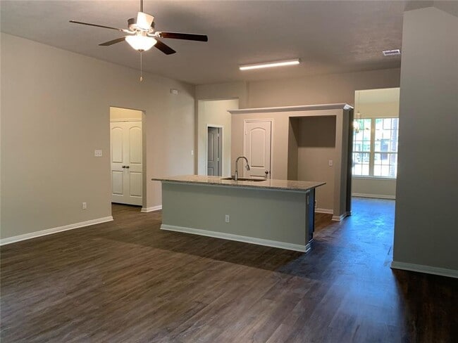 Building Photo - Coming Soon July 1, 2025 Move in LIKE NEW ...