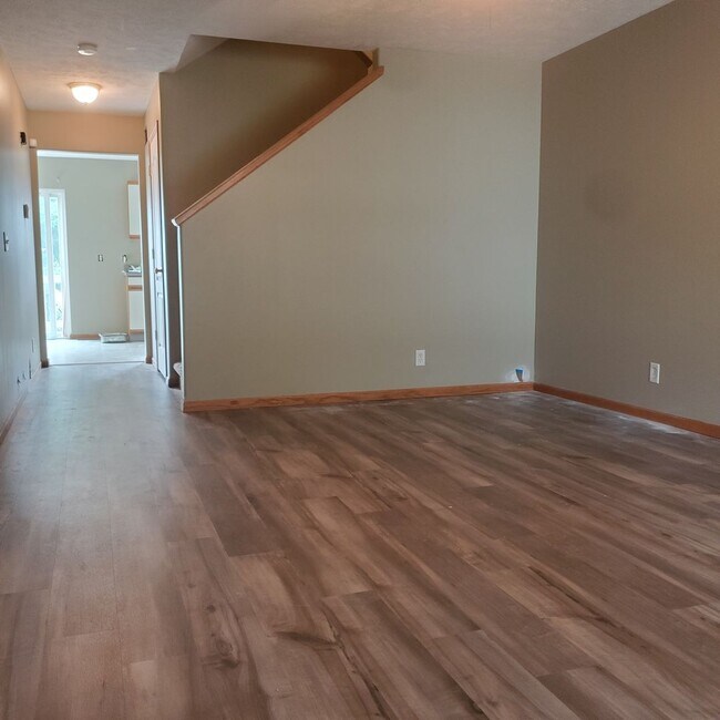 Building Photo - 6630 Shadow Pines Dr