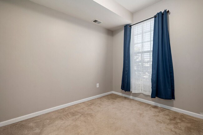 Building Photo - Luxury 3-Bed, 4-Bath Townhouse with Modern Amenities