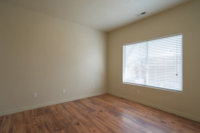 Building Photo - Five bedroom, three bath, 2,300 sq ft town...