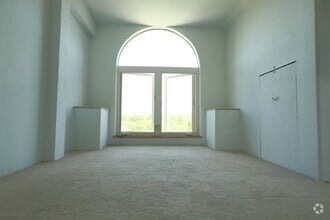 Building Photo - Spacious upper 3-bedroom unit with 2 full ...