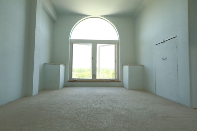 Primary Photo - Spacious upper 3-bedroom unit with 2 full ...