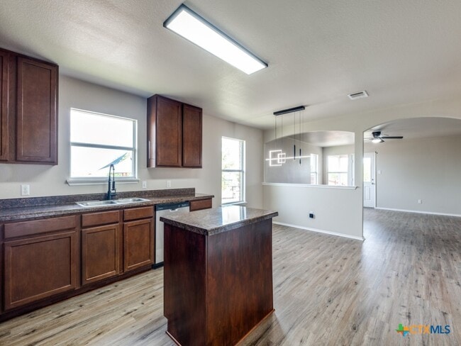 Building Photo - 204 Pine Arbol