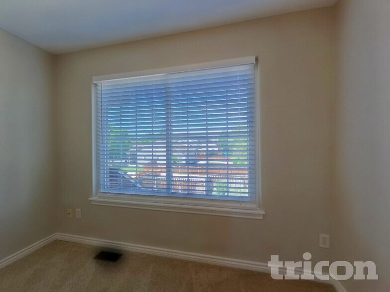 Building Photo - 385 Longspur Dr