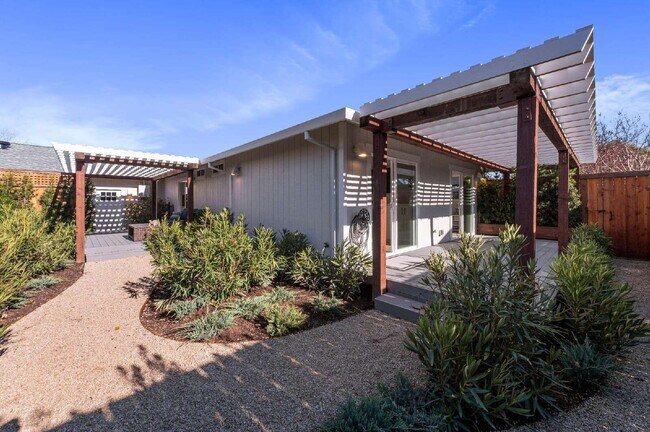 Building Photo - Sonoma 4 Bed 2 Bath Home.