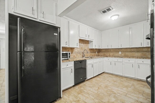 Building Photo - 2121 Hickory Ln
