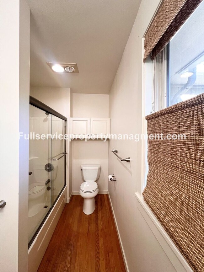 Building Photo - Beautiful Mercer Island Home with Private Hot Tub Pavillion & Spacious Floor Plan