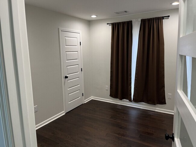 Building Photo - 606 E 23rd St