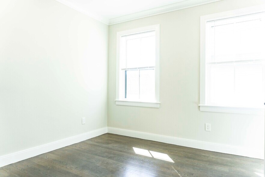 Building Photo - 77 Linden St