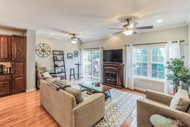 Building Photo - Beautiful 3 Bedroom Bridgeport Townhome!