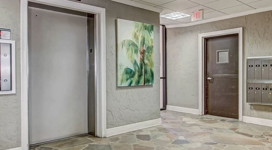 elevator - 601 1st St S