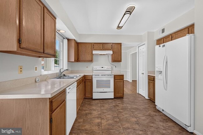 Building Photo - 811 Chatsworth Dr