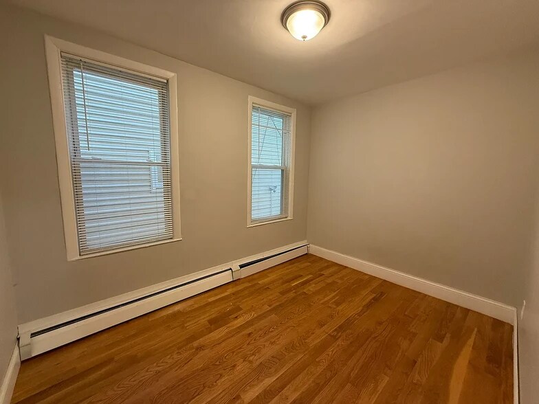 Building Photo - 205 Chelsea St