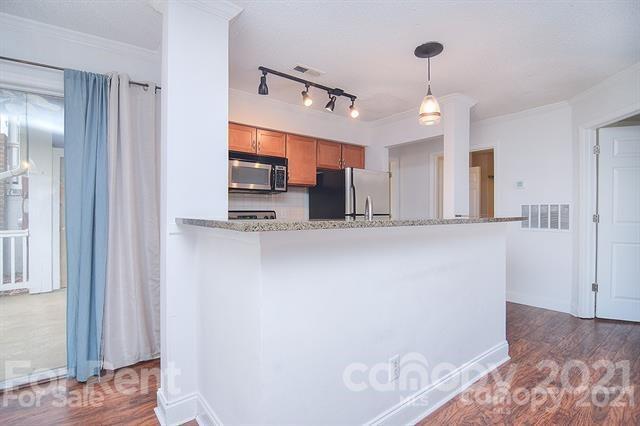 Building Photo - 2500 Cranbrook Ln