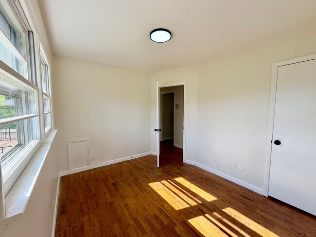 Building Photo - 320 Independence Dr