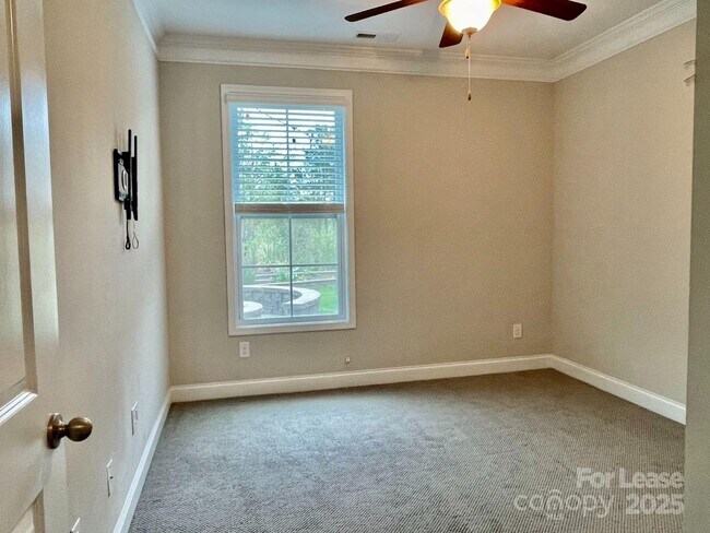 Building Photo - 3044 Spinner Ct