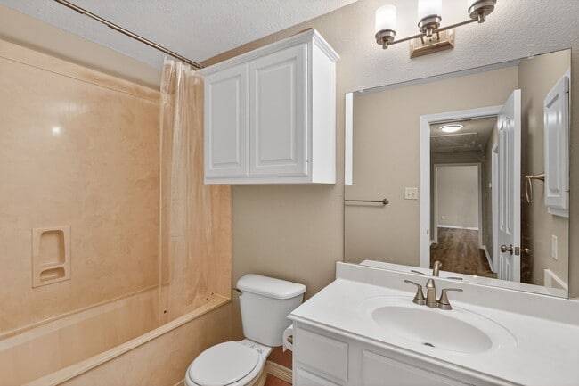 Building Photo - 1402 Western Oaks Ct