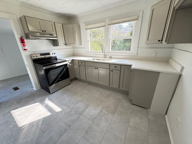 Building Photo - 505 E 5th St