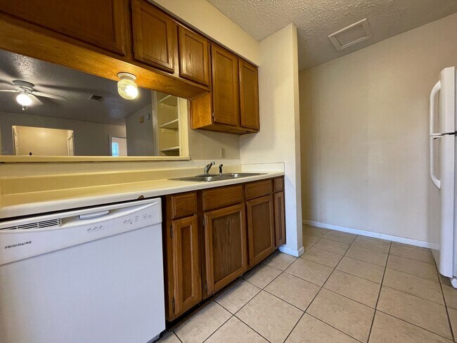 Building Photo - 1701 Cedarview Cir