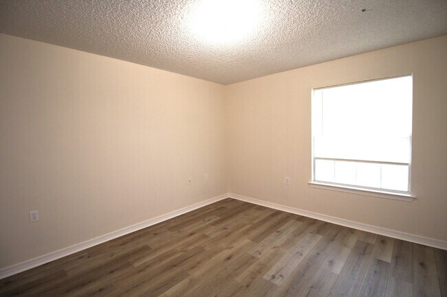 Building Photo - 2-Bedroom, 1-Bath Attached Home in Nantucket Place – Prime Location with Open Layout, Fenced Back...