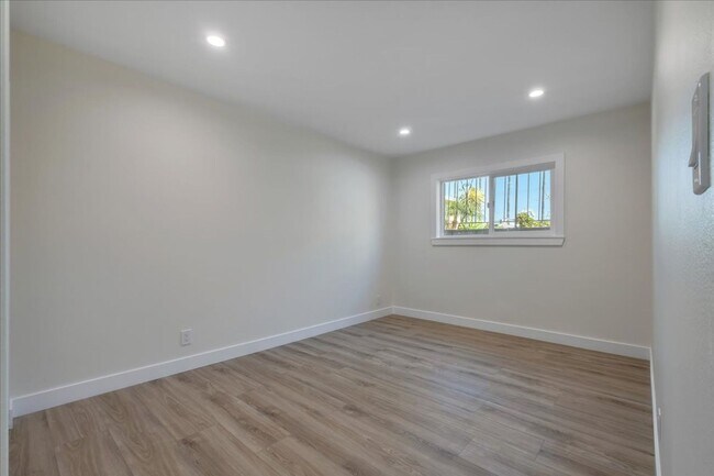 Building Photo - 745 Domingo Dr