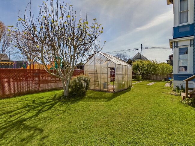 Building Photo - L 597