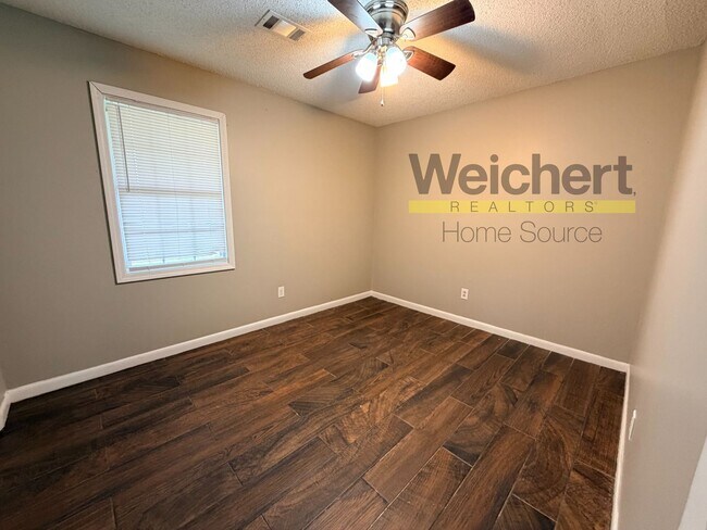 Building Photo - 3 bedroom, 2 bath Apartment close to University