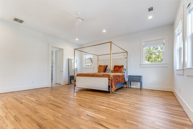 Building Photo - 709 E 13th St