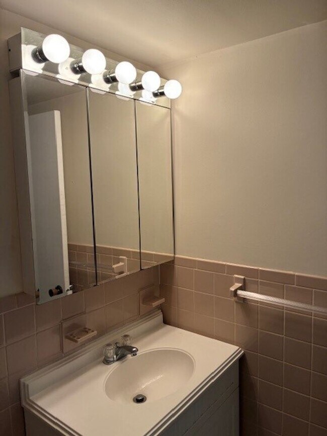 Building Photo - LAKE FRONT PARADISE