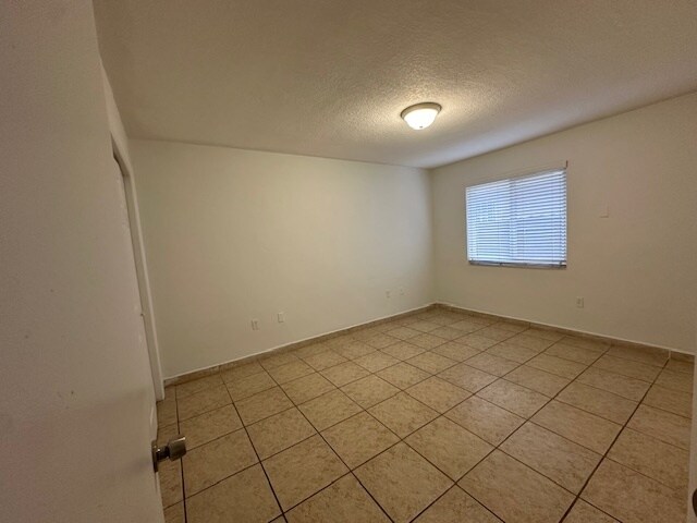 Building Photo - 3525-3527 SW 25th Ter
