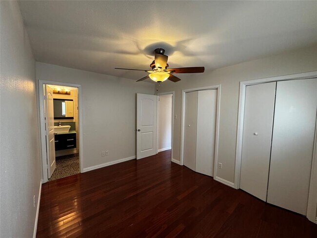Building Photo - 5907 Garden Oaks Dr