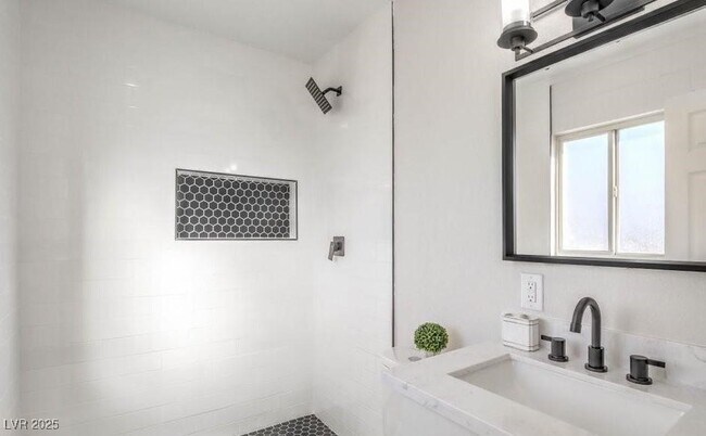 Building Photo - 2033 Hassell Ave