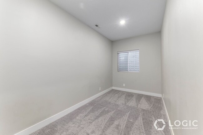 Building Photo - 935 W 200 N