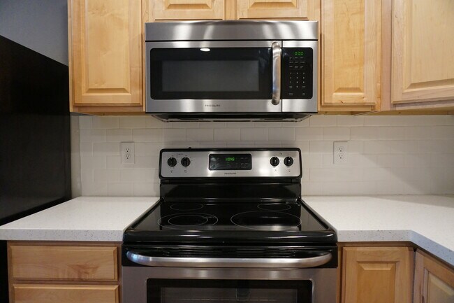 Building Photo - 900 S 300 E