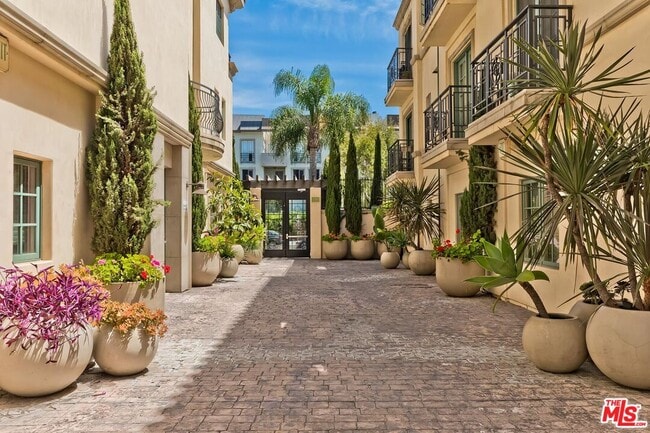 Building Photo - 225 S Hamilton Dr